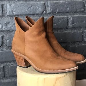 Poppy Barley . Two Point Five Ankle Boot . Size 8